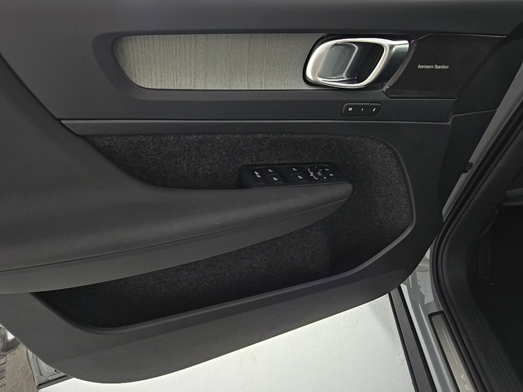 Used 2024 Volvo XC40 B5 Ultimate w/ Climate Package image 16