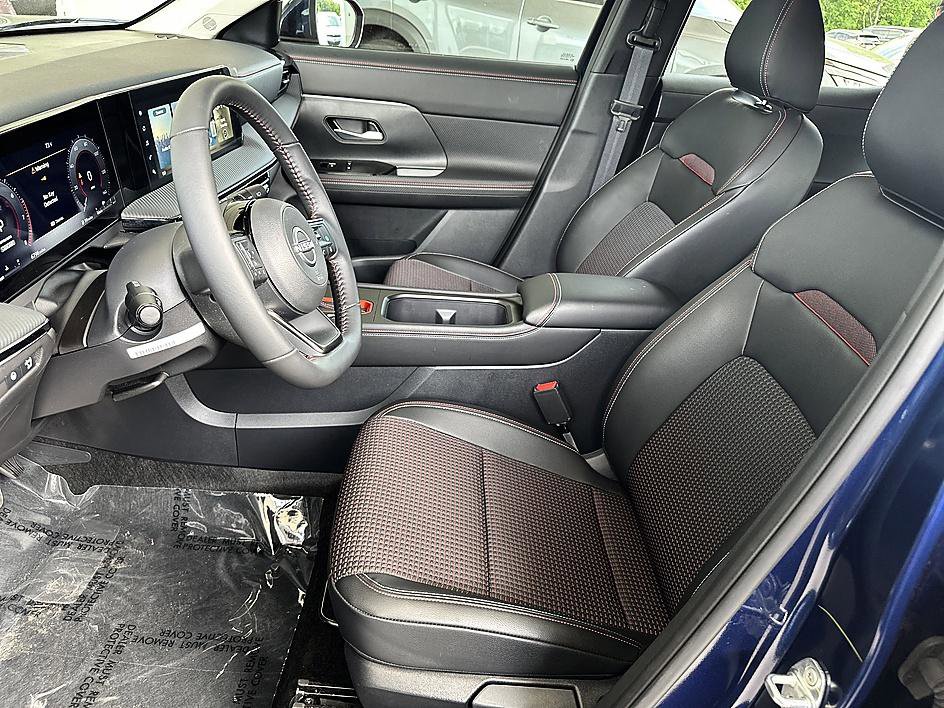 Certified 2025 Nissan Kicks SR FWD image 13