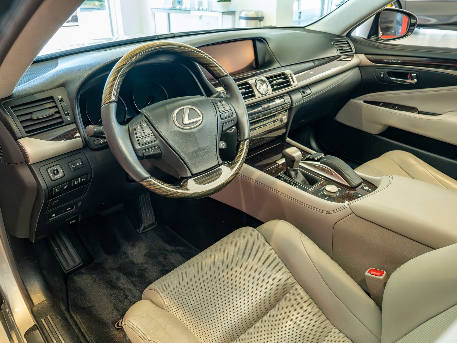 Used 2016 Lexus LS 460 w/ Comfort Package RWD image 9