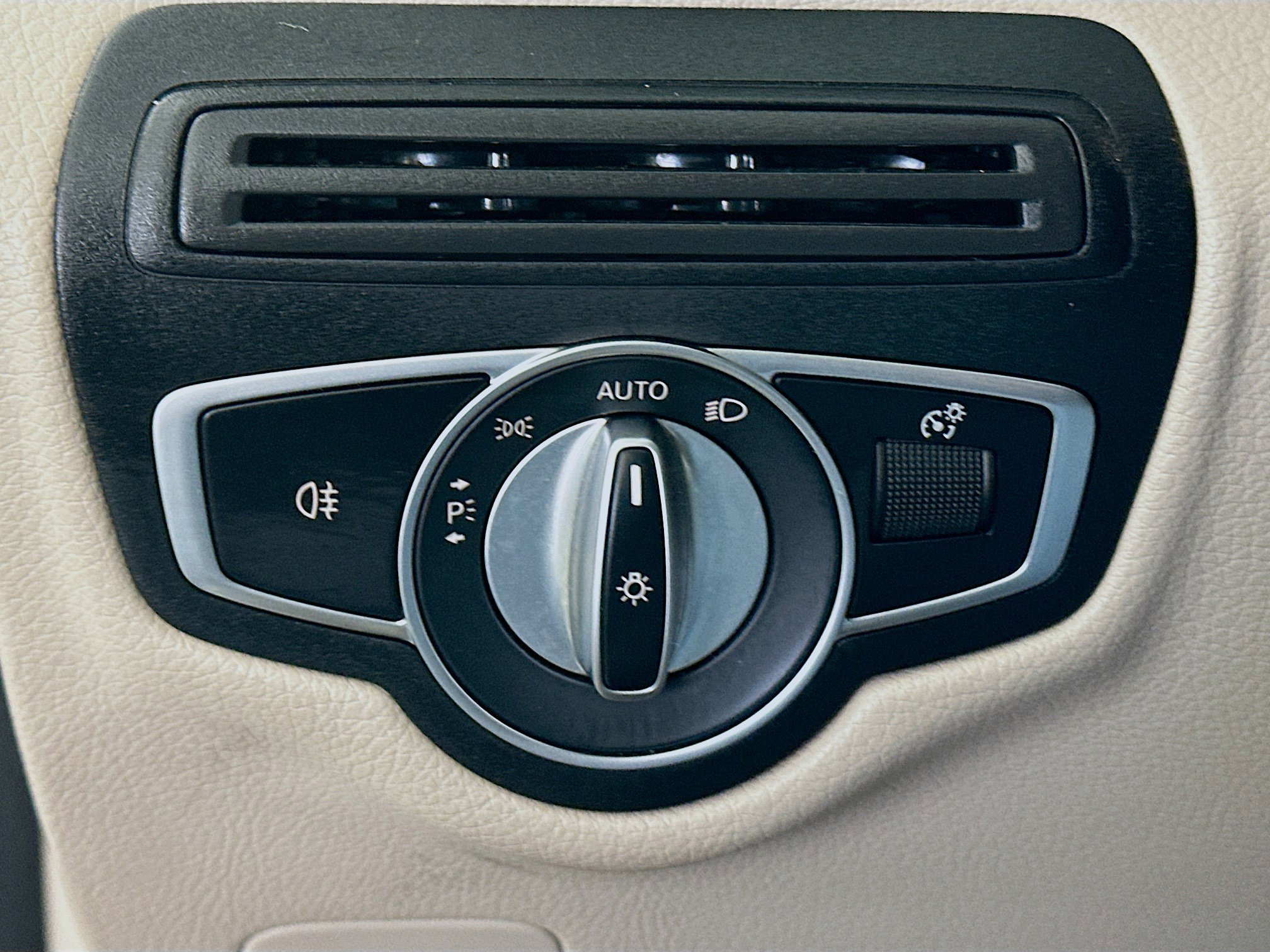 Used 2022 Mercedes-Benz GLC 300 4MATIC w/ Premium Package Lite image 17