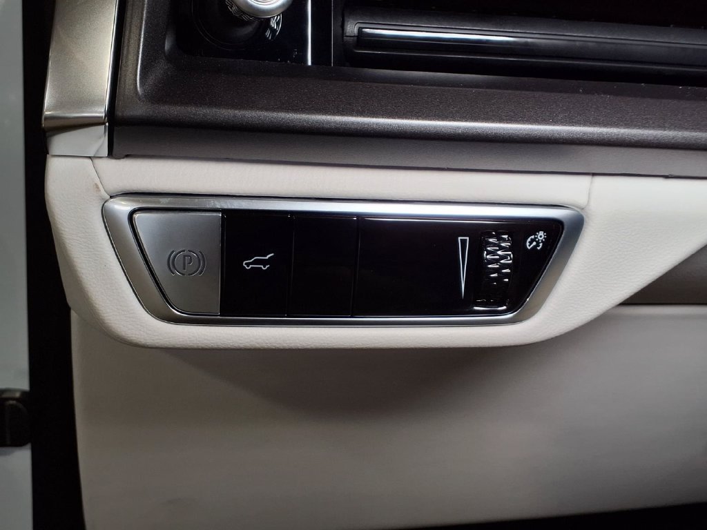 New 2027 Cadillac Vistiq Luxury AWD/4WD image 16