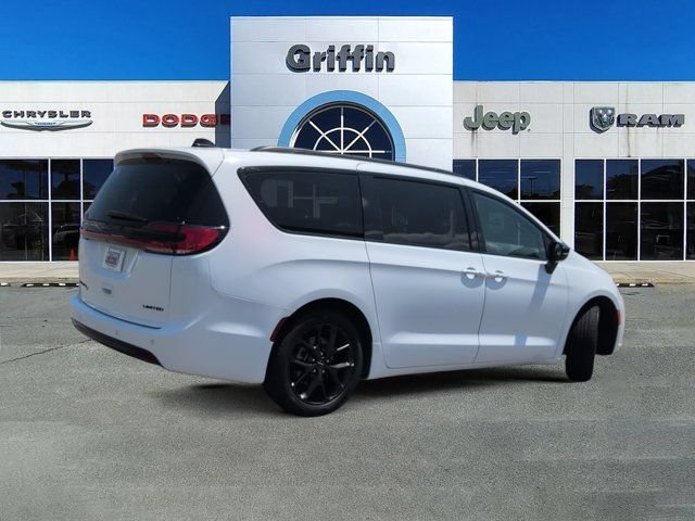 Used 2025 Chrysler Pacifica Limited FWD image 4
