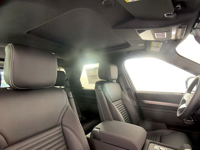 Certified 2025 Land Rover Discovery Dynamic SE image 37