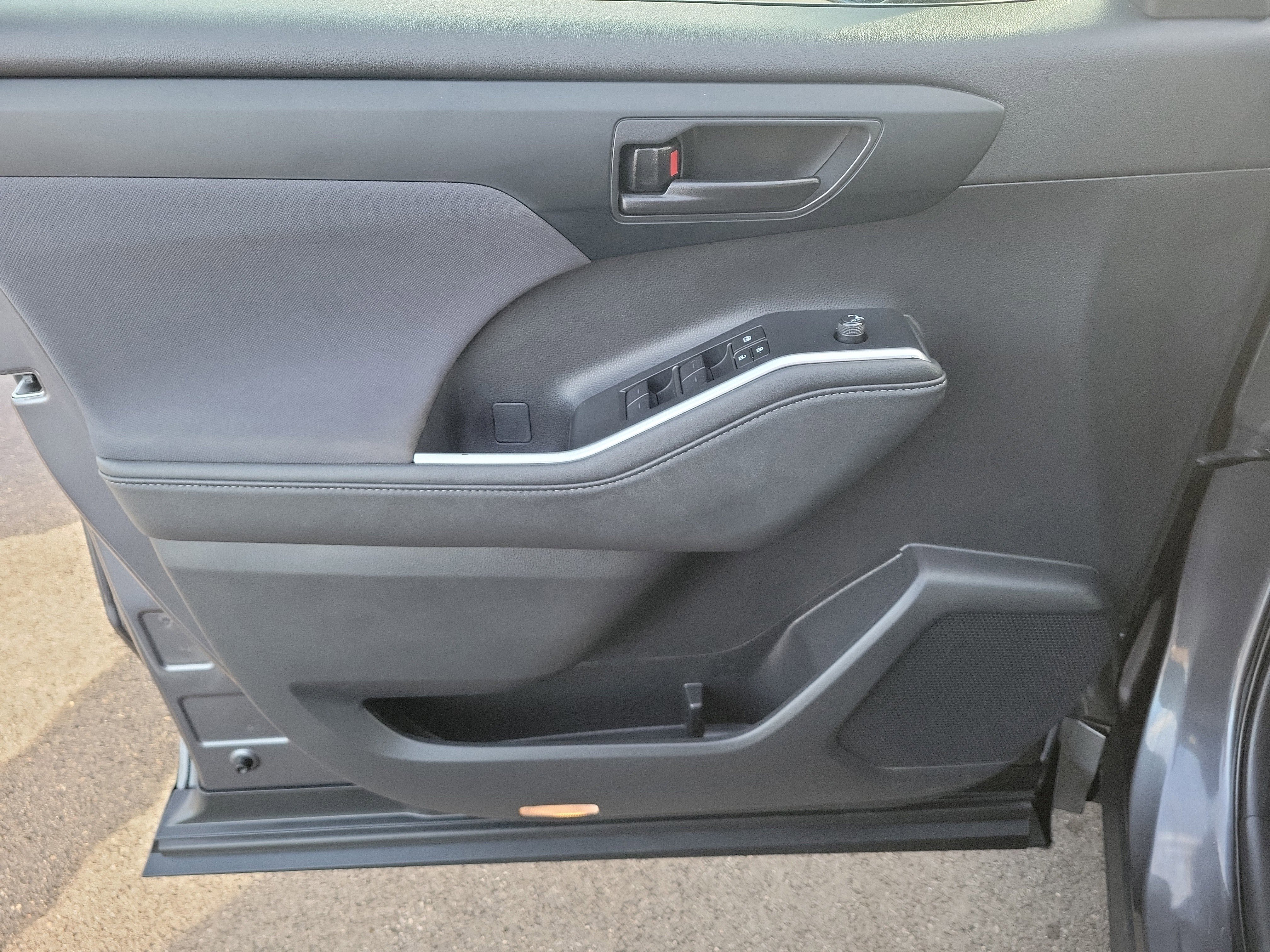 Used 2024 Toyota Highlander LE image 19