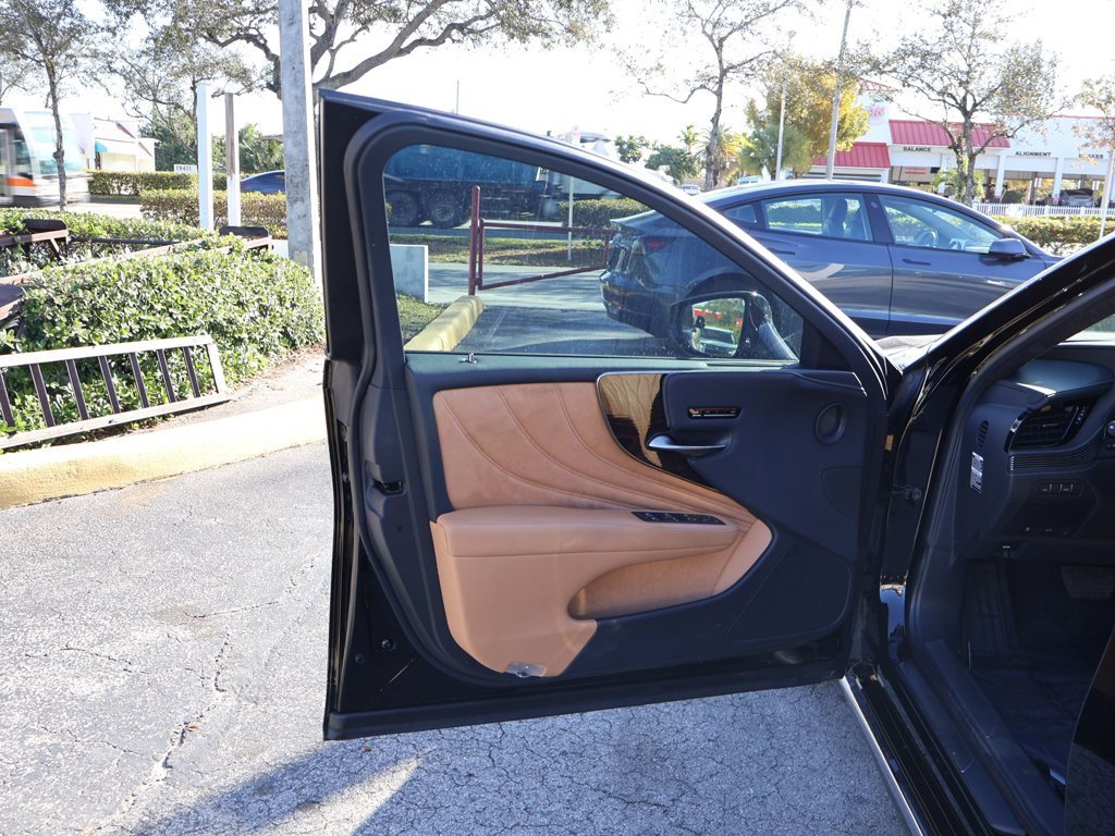 Used 2023 Lexus LS 500 w/ Luxury Package image 27