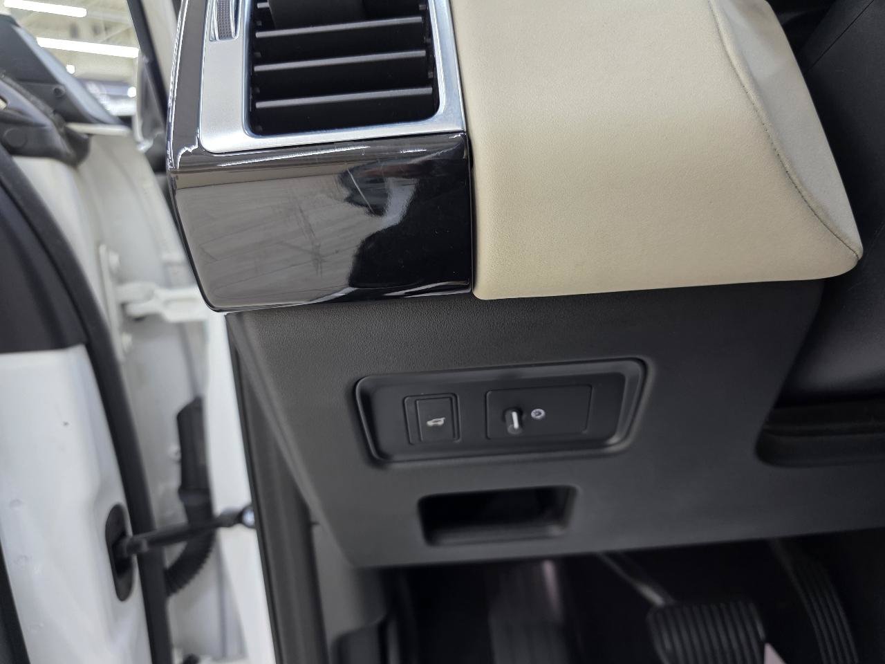 Used 2019 Land Rover Discovery SE AWD/4WD image 39