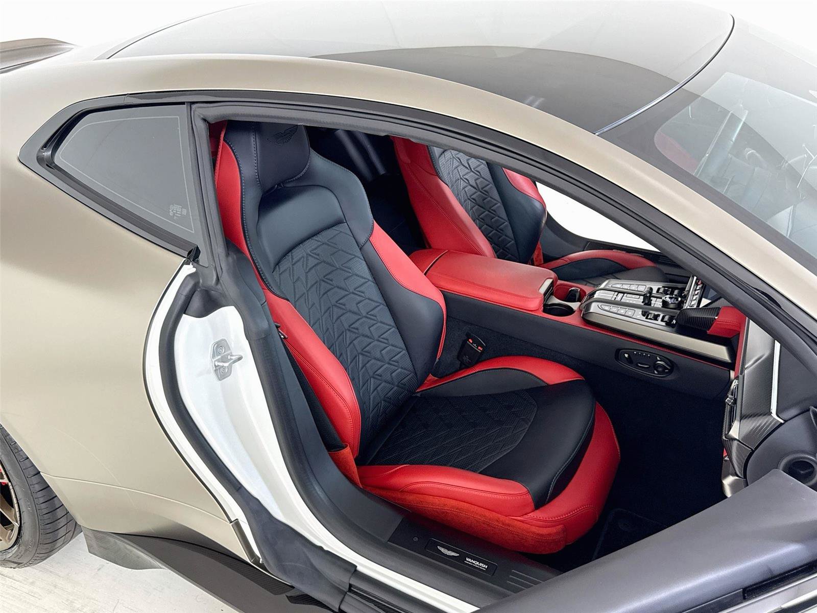 Used 2025 Aston Martin Vanquish RWD image 24