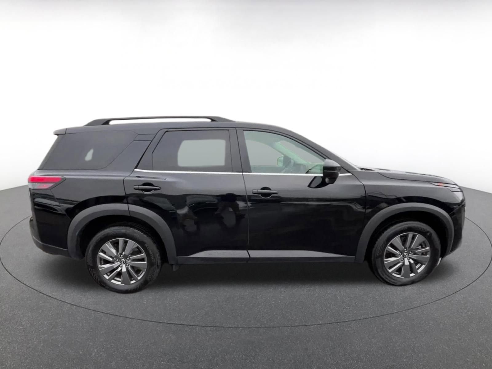 Used 2025 Nissan Pathfinder SV image 16