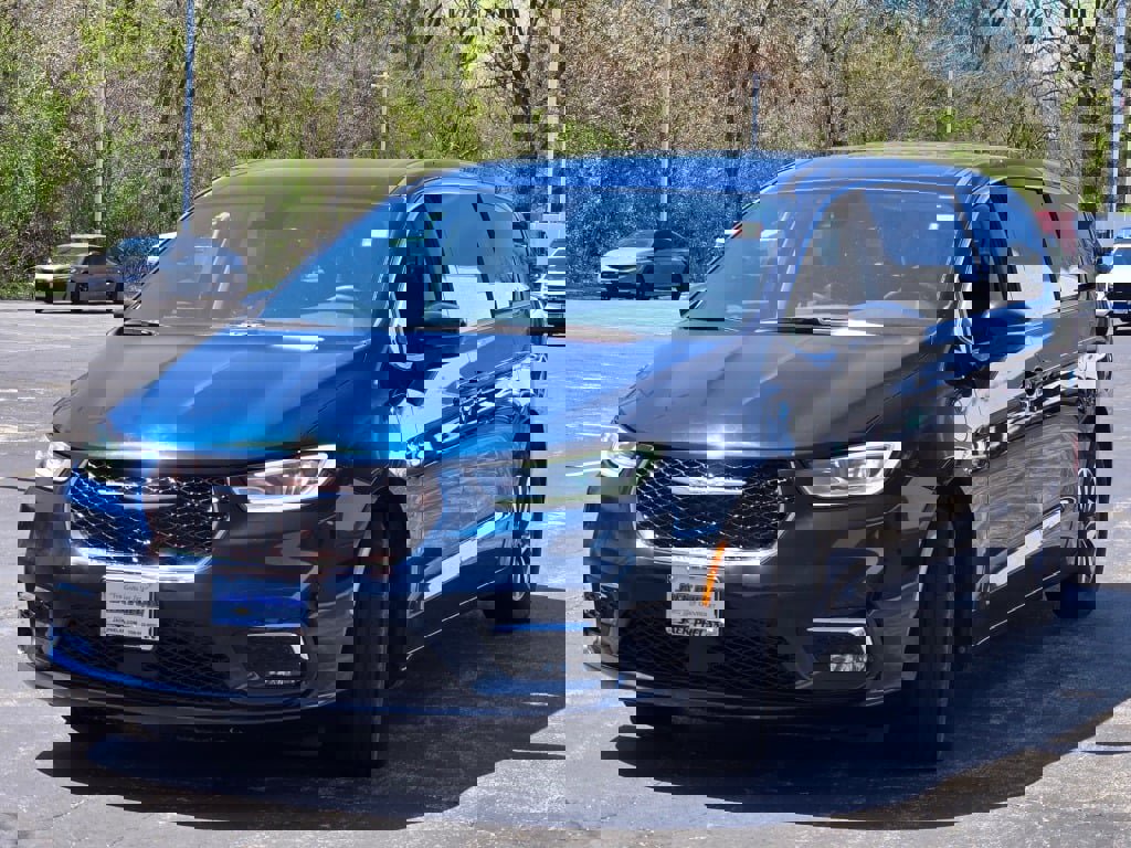 Used 2024 Chrysler Pacifica Select image 5