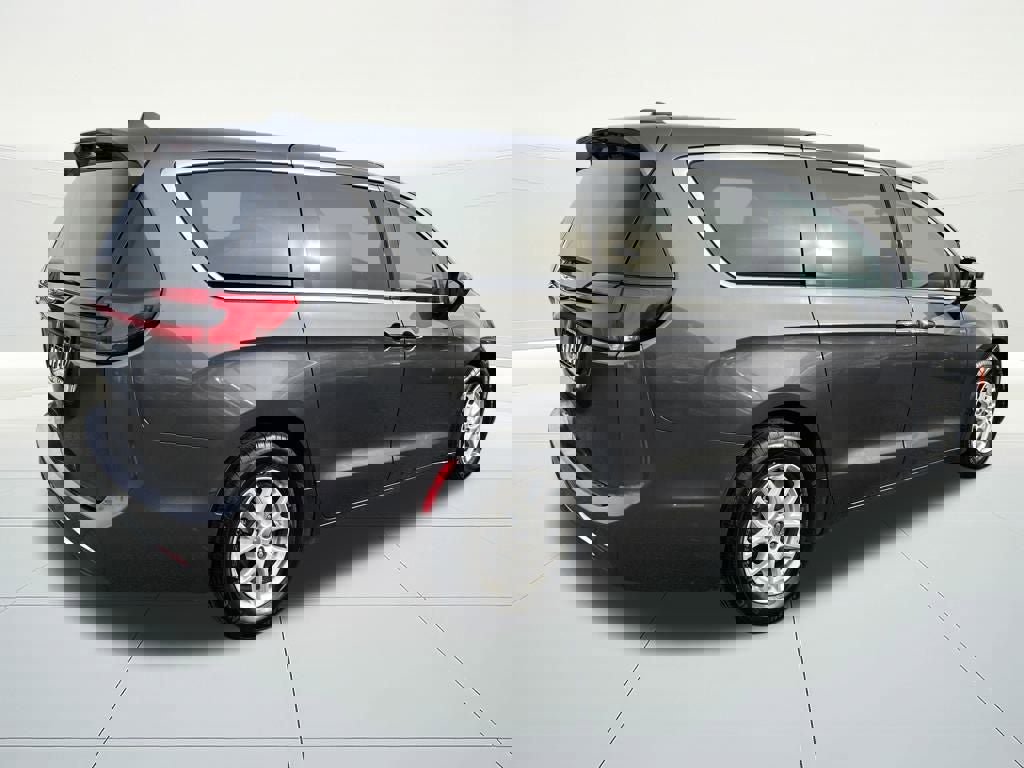 Used 2023 Chrysler Pacifica Touring-L image 5