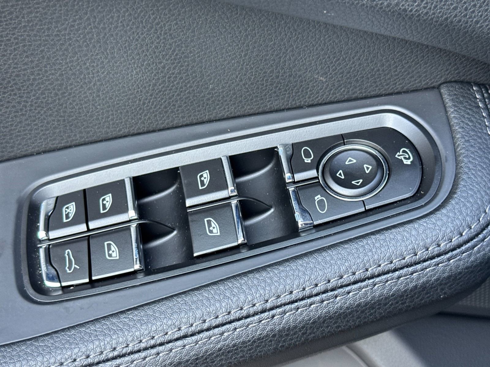 Certified 2025 Porsche Macan image 13