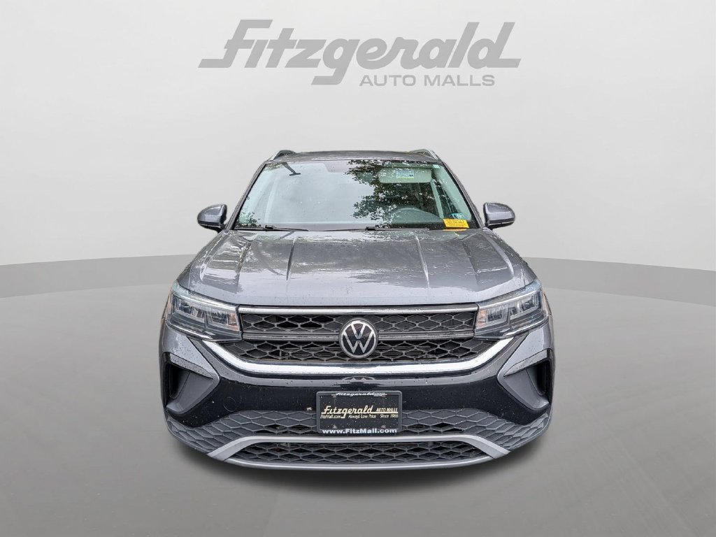 Used 2022 Volkswagen Taos SE FWD image 2