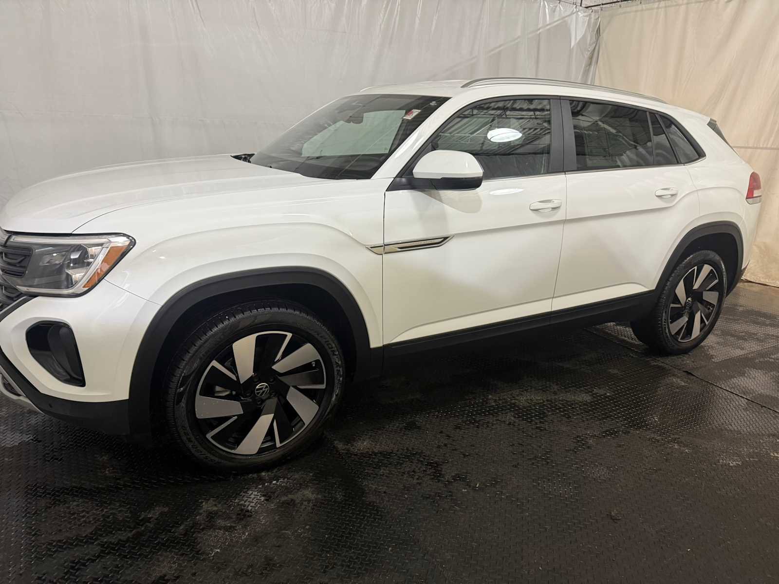 Certified 2024 Volkswagen Atlas Cross Sport SE image 2