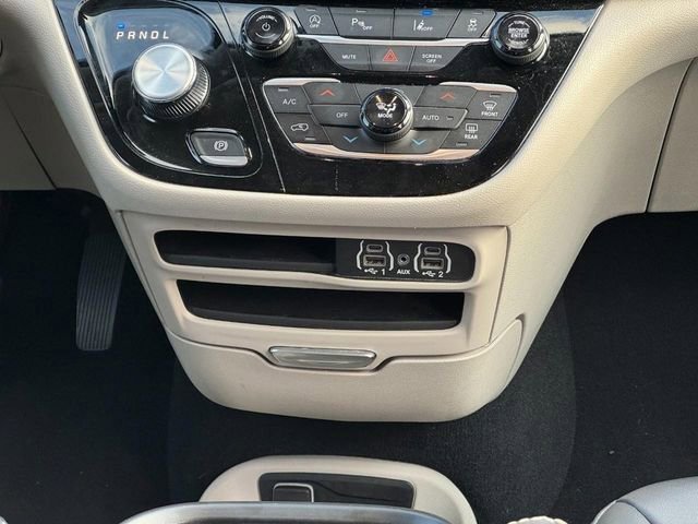 Used 2024 Chrysler Pacifica Touring-L FWD image 18