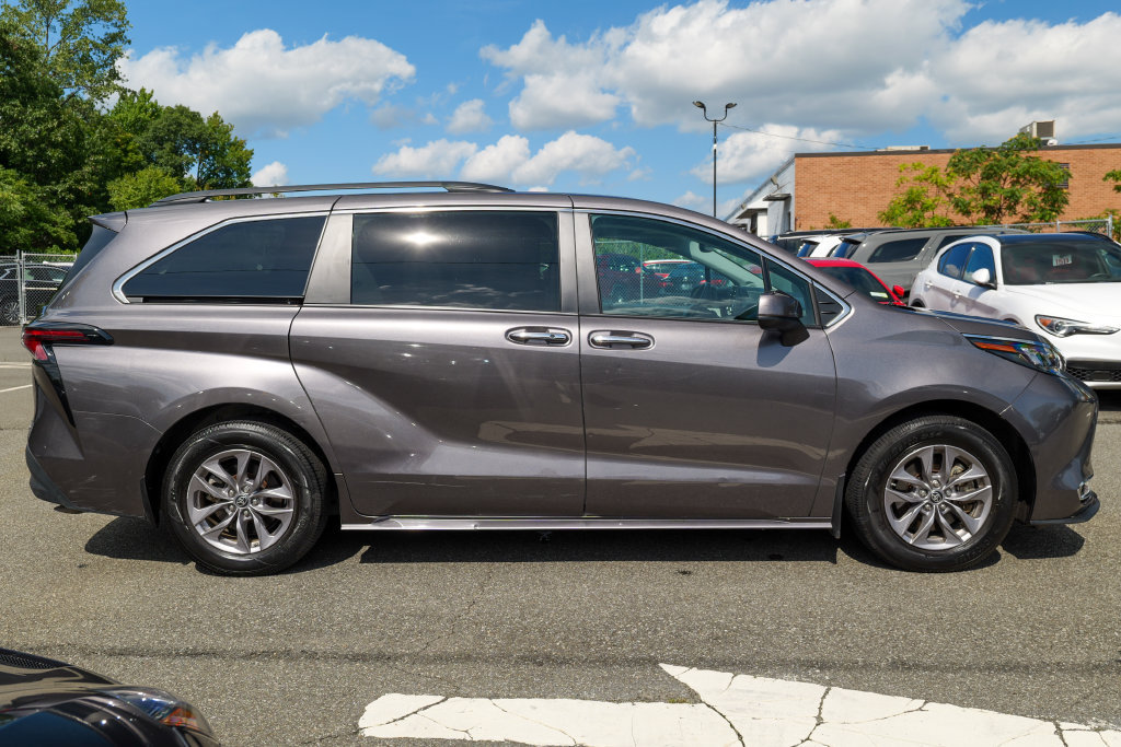 Used 2024 Toyota Sienna XLE w/ XLE Plus Package FWD image 8