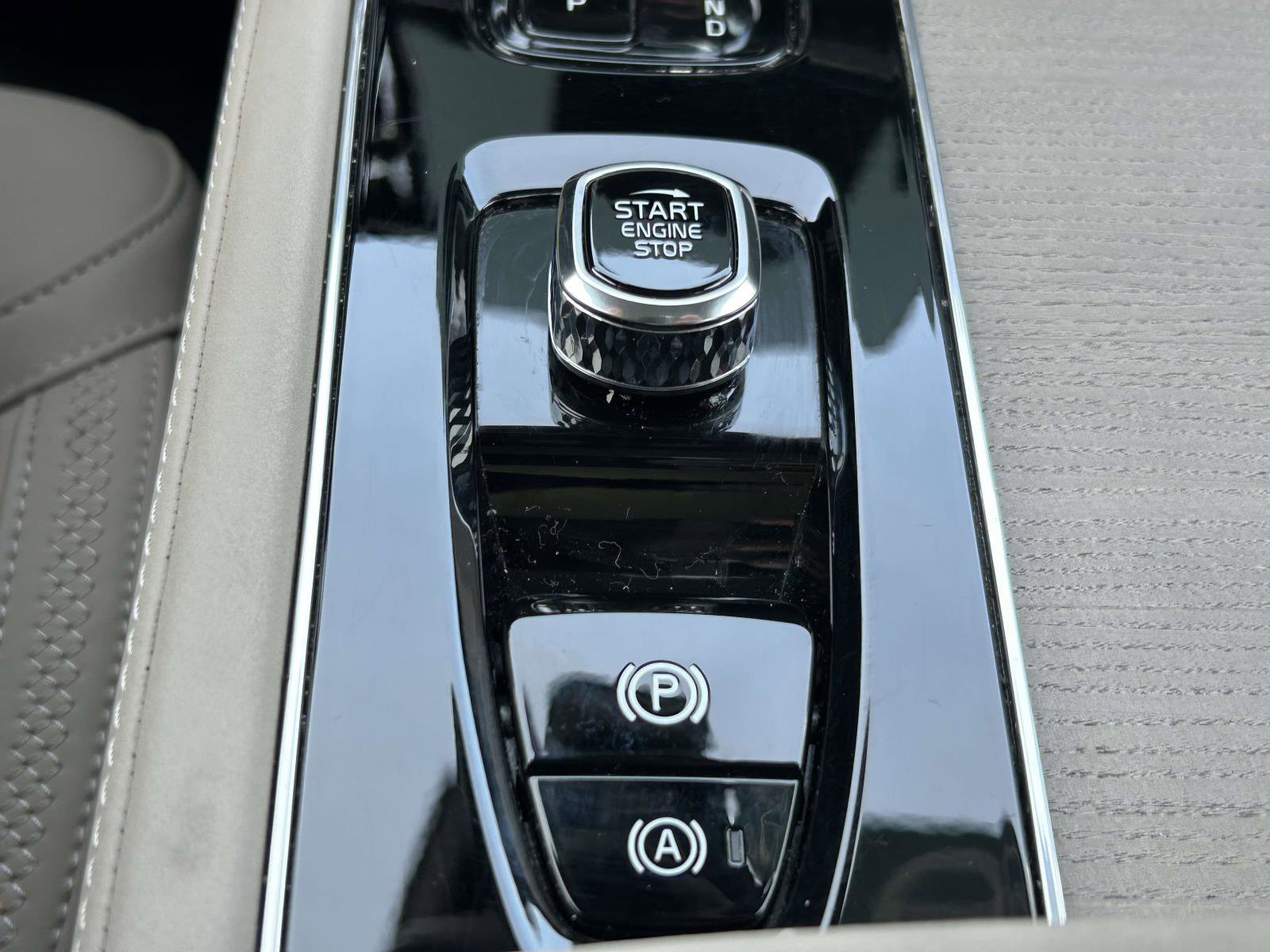 Certified 2025 Volvo XC90 B6 Plus image 28