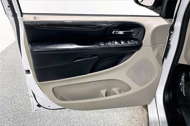 Used 2019 Dodge Grand Caravan SE w/ UConnect Hands-Free Group image 21