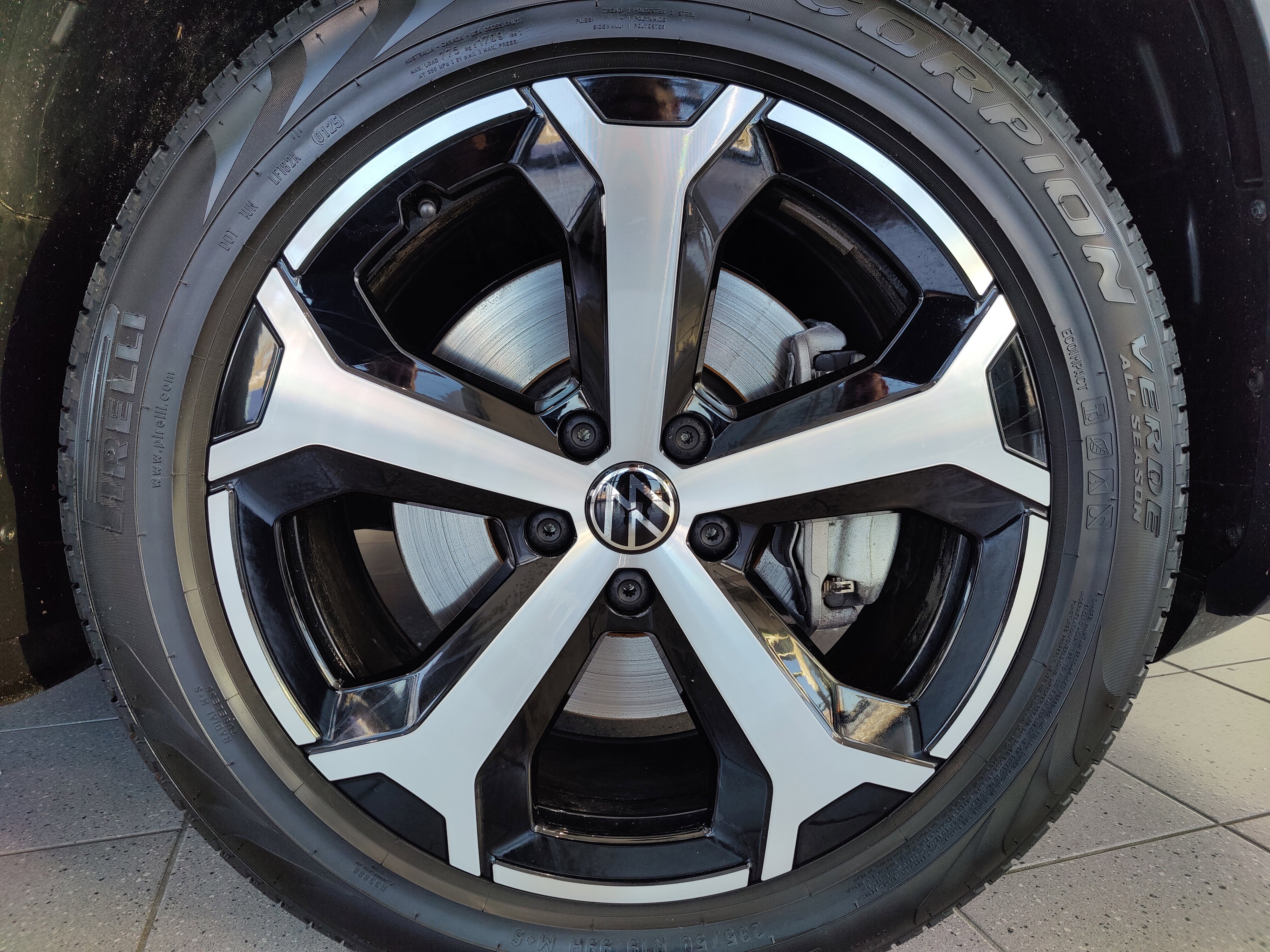 Used 2025 Volkswagen Tiguan SE image 24