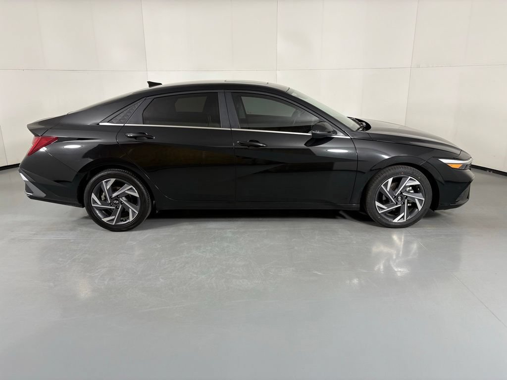 Used 2025 Hyundai Elantra Limited FWD image 9