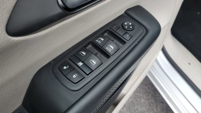 Certified 2024 Chrysler Pacifica Touring-L image 7