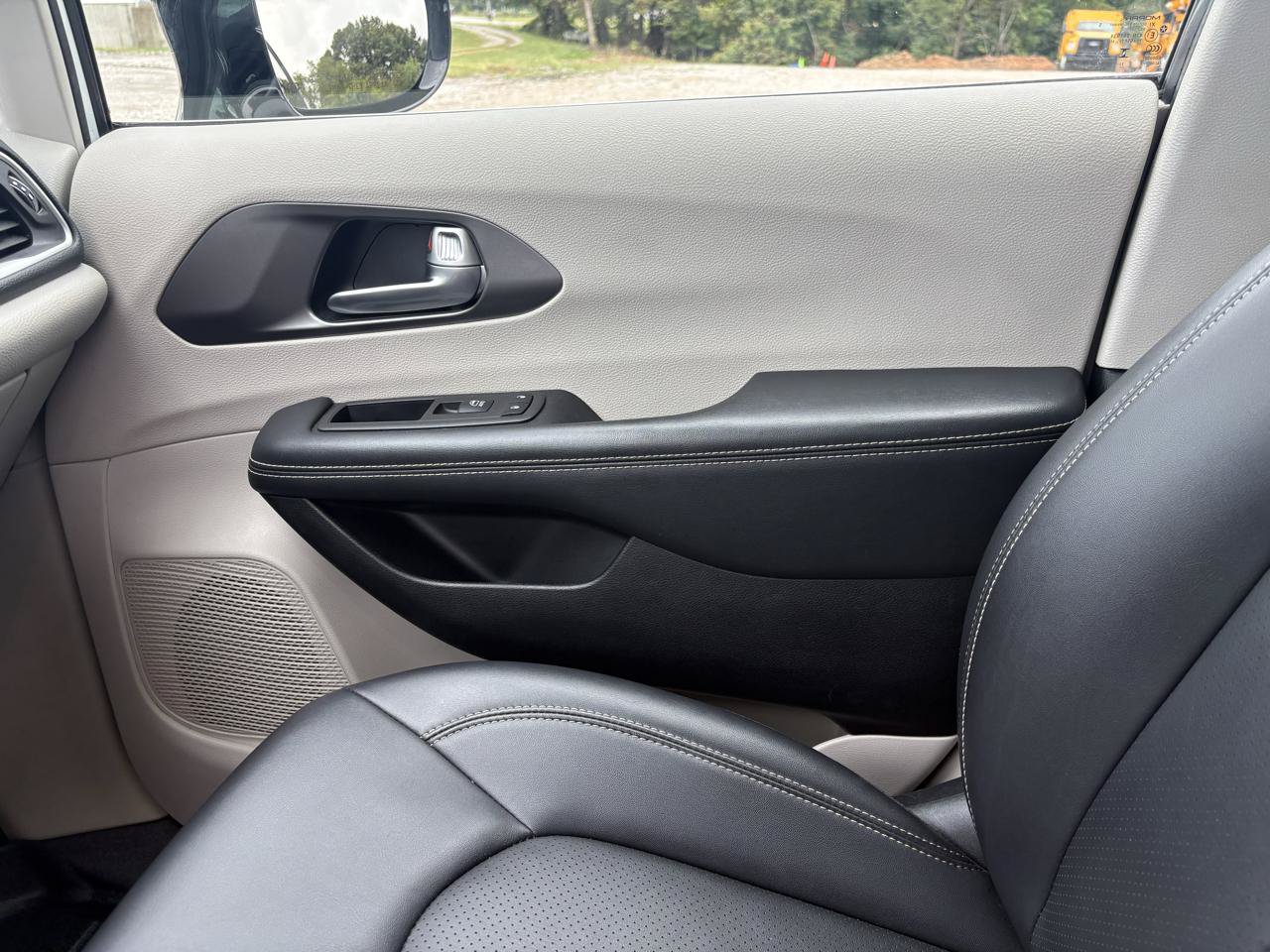 Used 2024 Chrysler Pacifica Limited FWD image 24