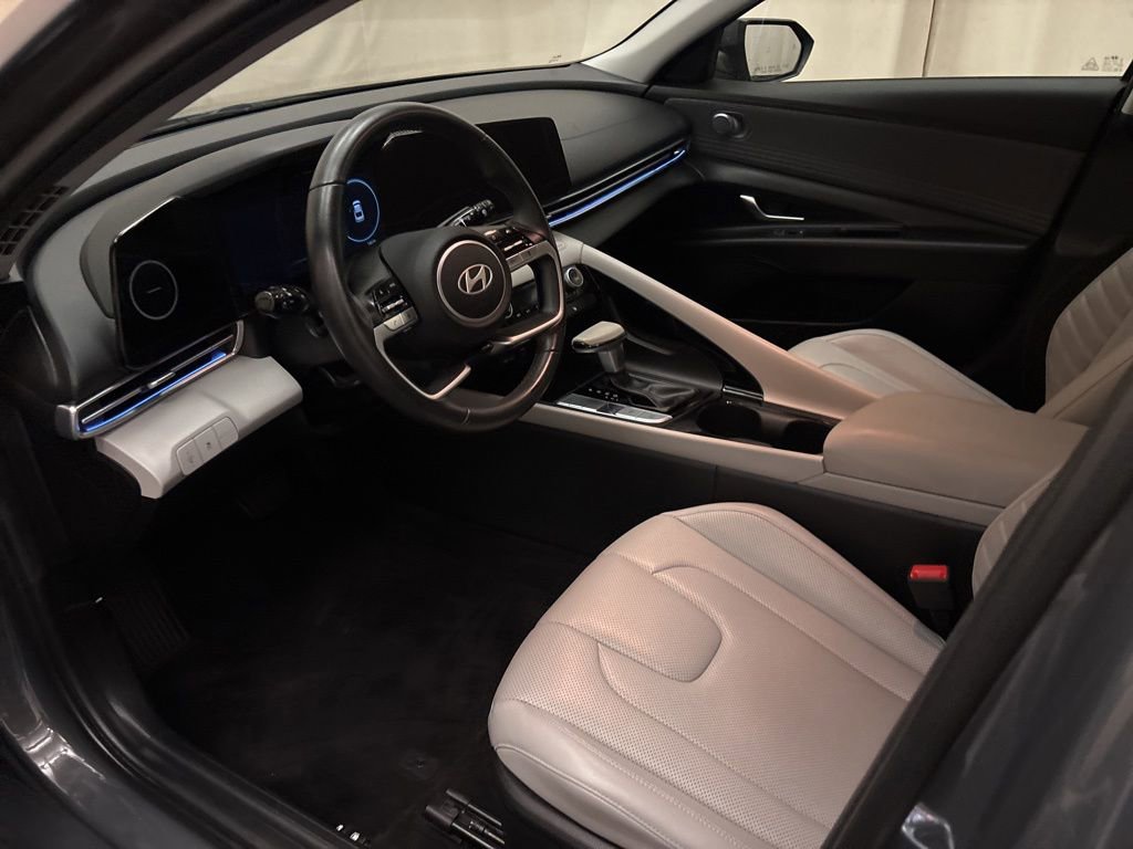 Used 2025 Hyundai Elantra Limited image 13