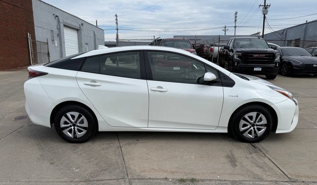 Used 2017 Toyota Prius Three w/ Advanced Technology Package FWD image 5