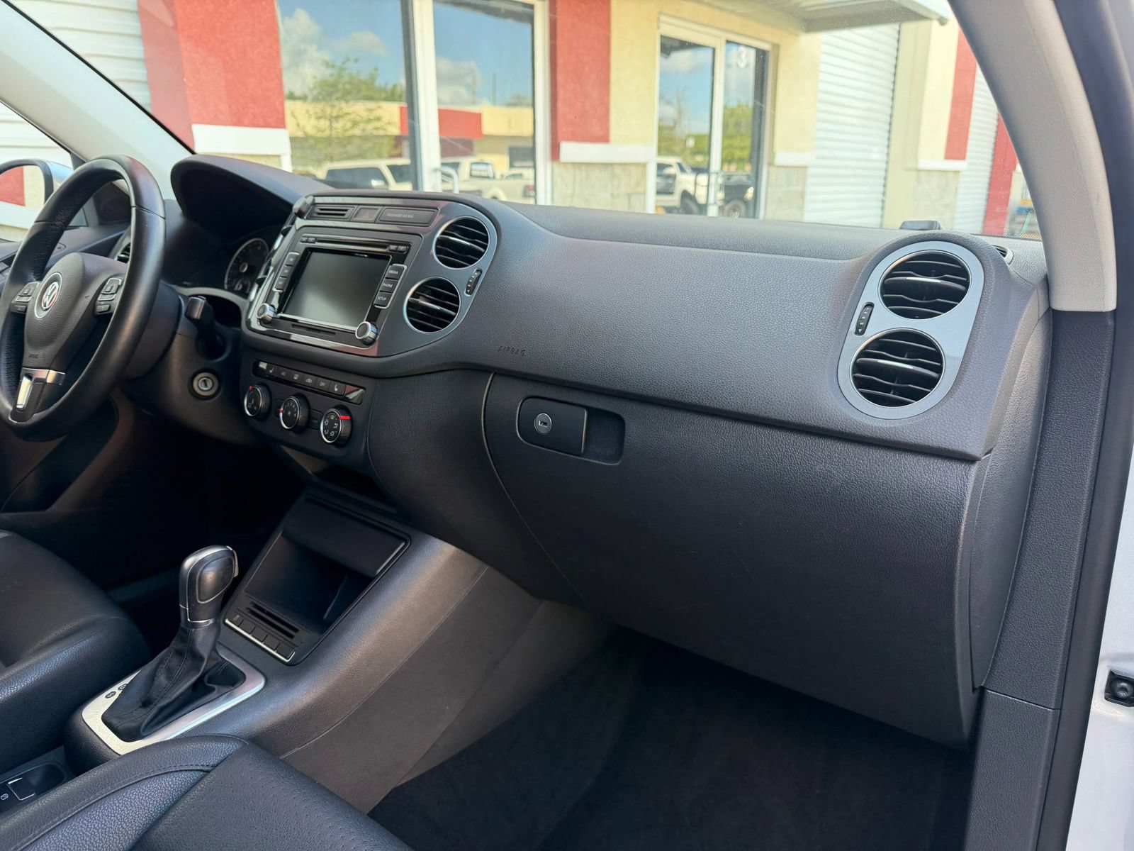 Used 2015 Volkswagen Tiguan SE FWD image 24