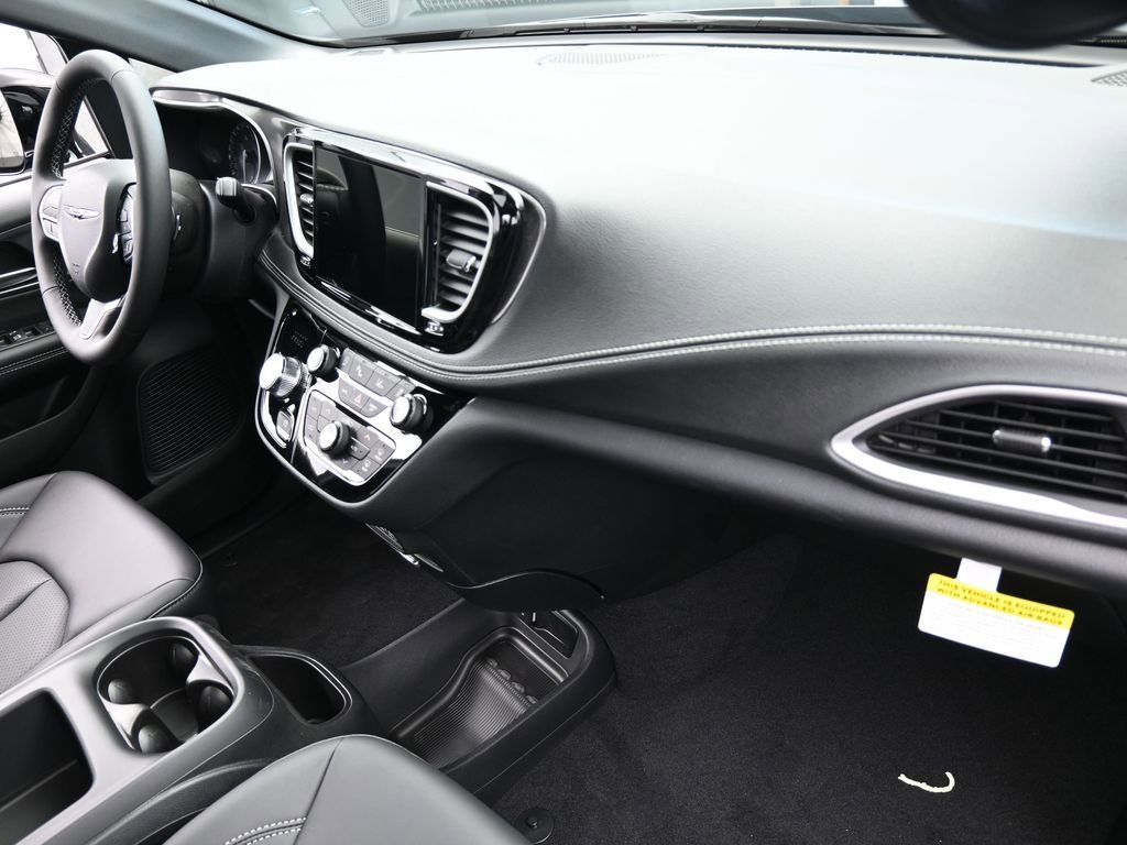 Used 2025 Chrysler Pacifica Select image 38