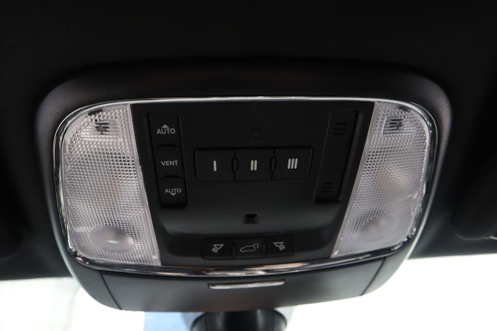 Used 2017 Jeep Grand Cherokee Limited image 35