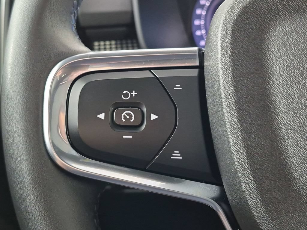 Used 2023 Volvo XC40 B5 Plus AWD/4WD image 18