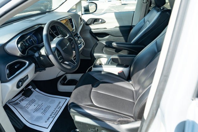 Used 2023 Chrysler Pacifica Touring-L FWD image 17