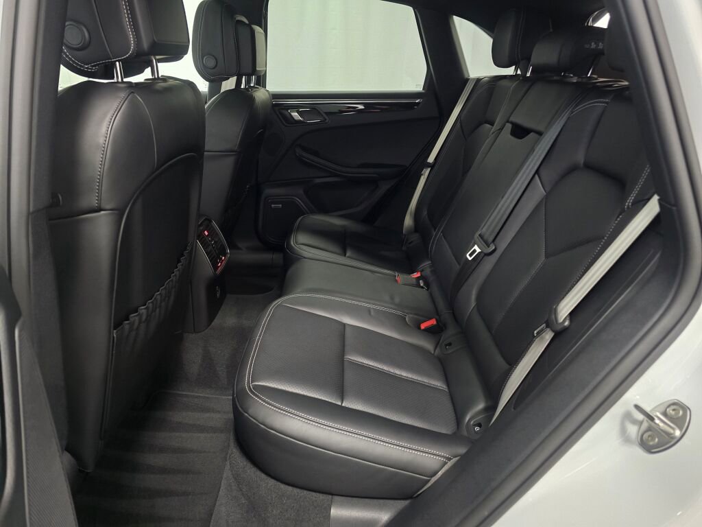 Certified 2025 Porsche Macan Turbo image 20
