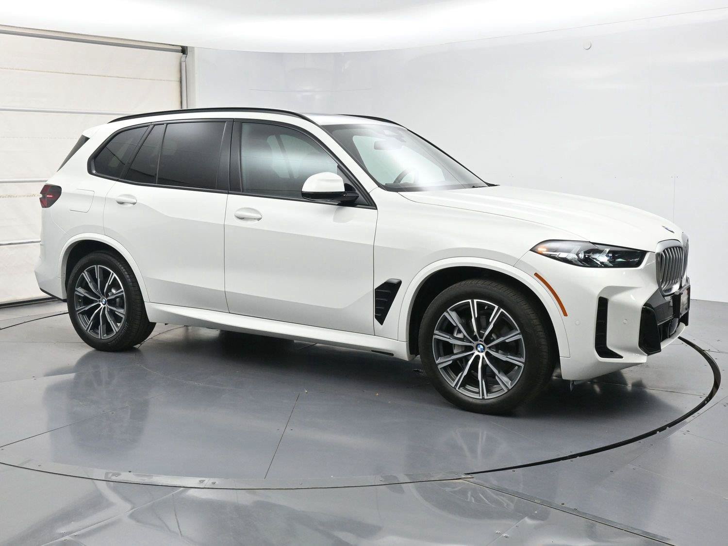 Used 2024 BMW X5 xDrive40i w/ M Sport Package AWD/4WD image 37