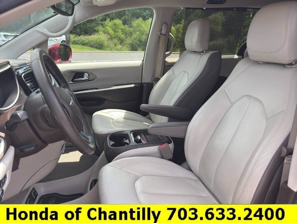 Used 2017 Chrysler Pacifica Touring-L w/ Tire & Wheel Group FWD image 16