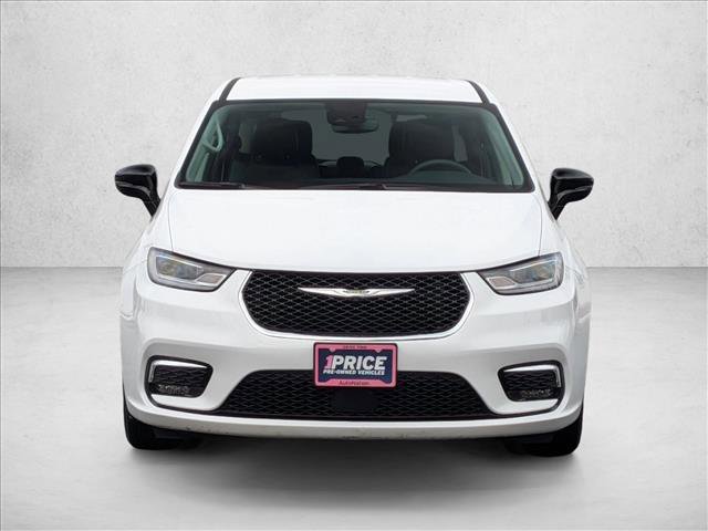 Used 2024 Chrysler Pacifica Select image 2