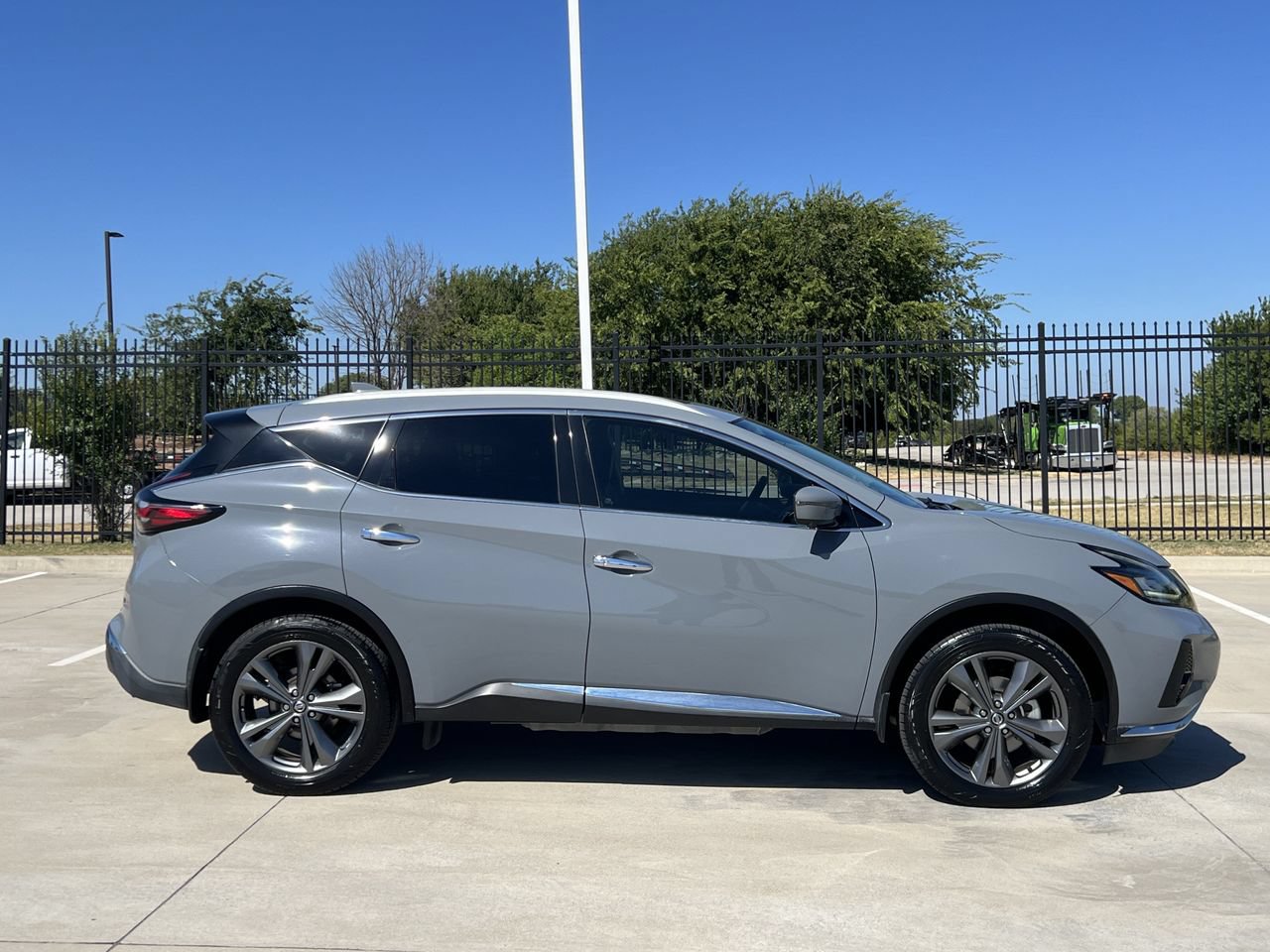 Used 2022 Nissan Murano Platinum w/ Cargo Package FWD image 3
