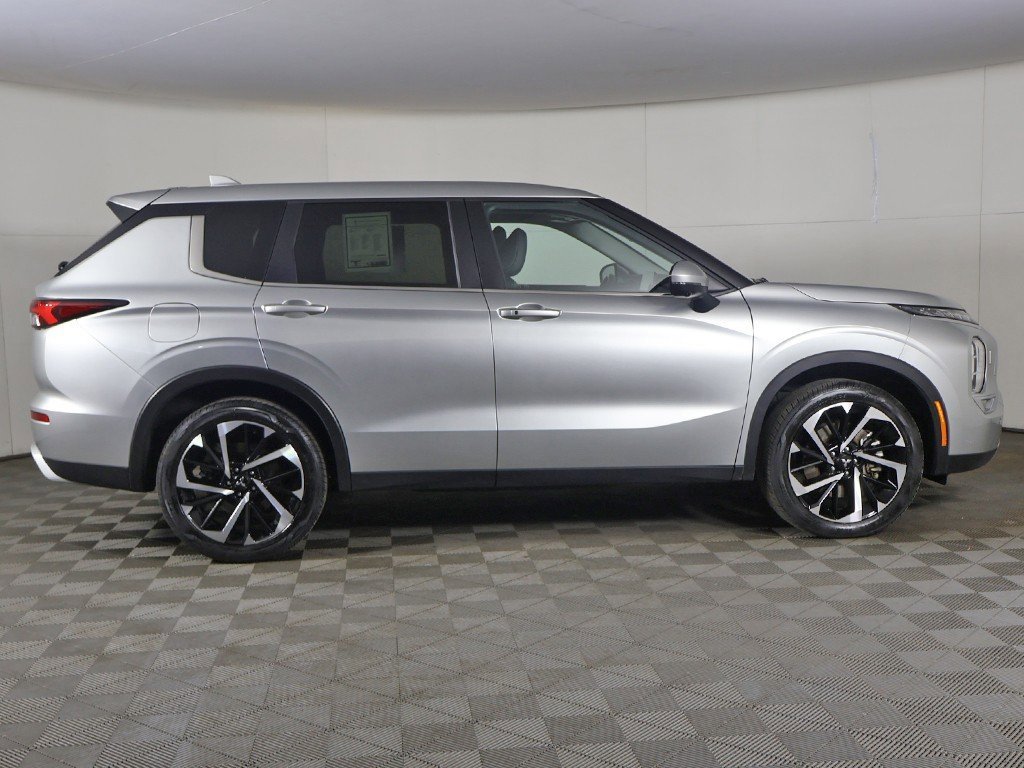 Used 2024 Mitsubishi Outlander SE Black Edition image 19