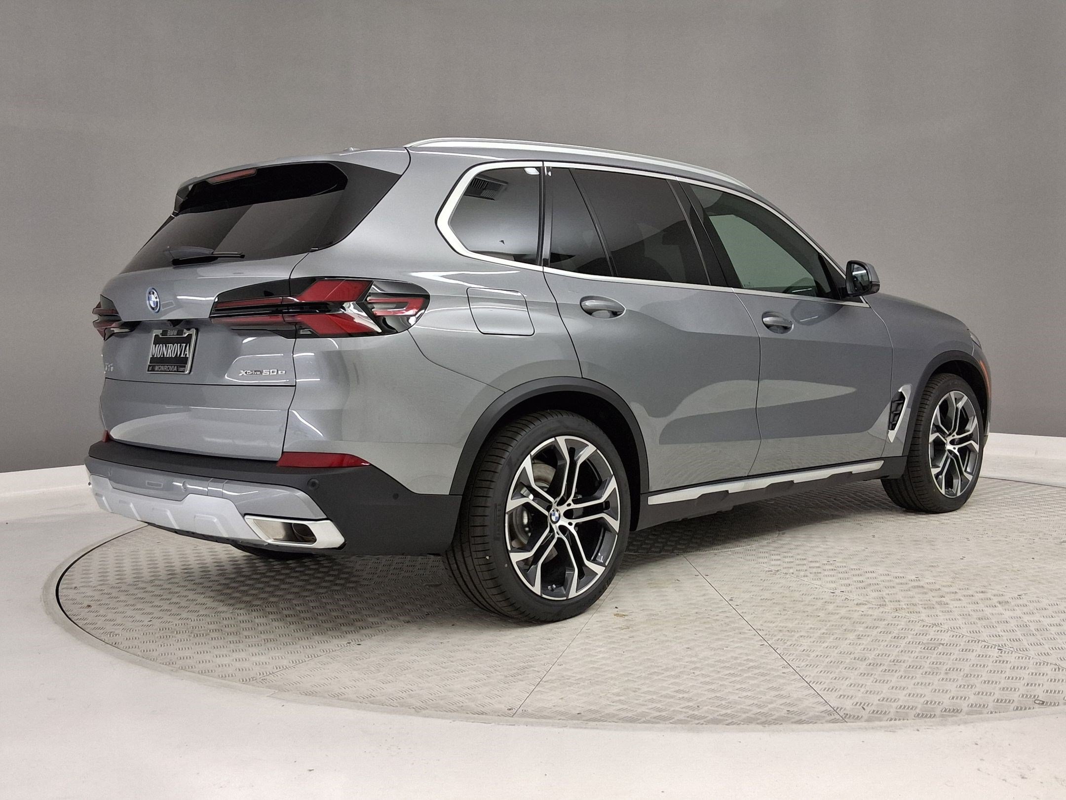 New 2026 BMW X5 xDrive50e w/ Premium Package AWD/4WD image 7