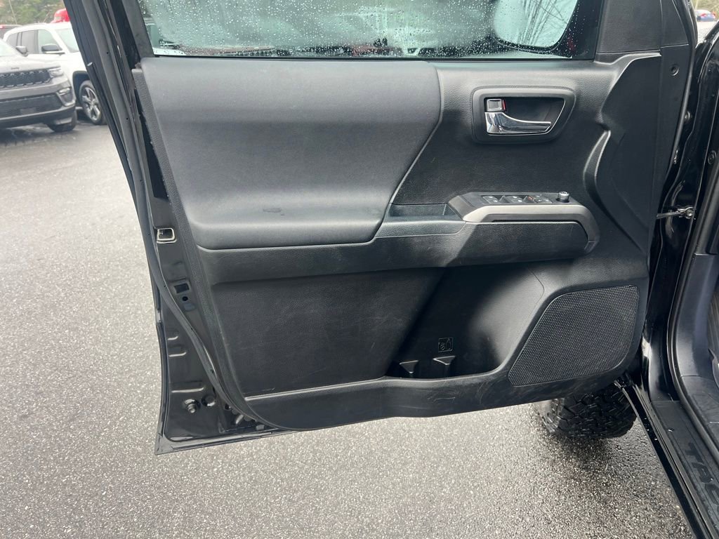 Used 2017 Toyota Tacoma TRD Sport w/ Tow Package image 11