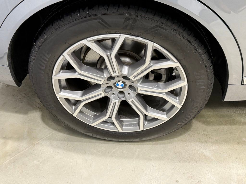 Used 2024 BMW X7 xDrive40i w/ Premium Package image 9