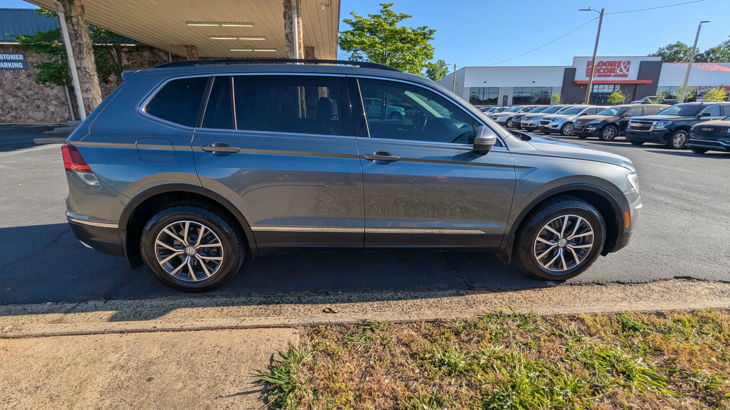Used 2018 Volkswagen Tiguan SE w/ Panoramic Sunroof Package AWD/4WD image 8