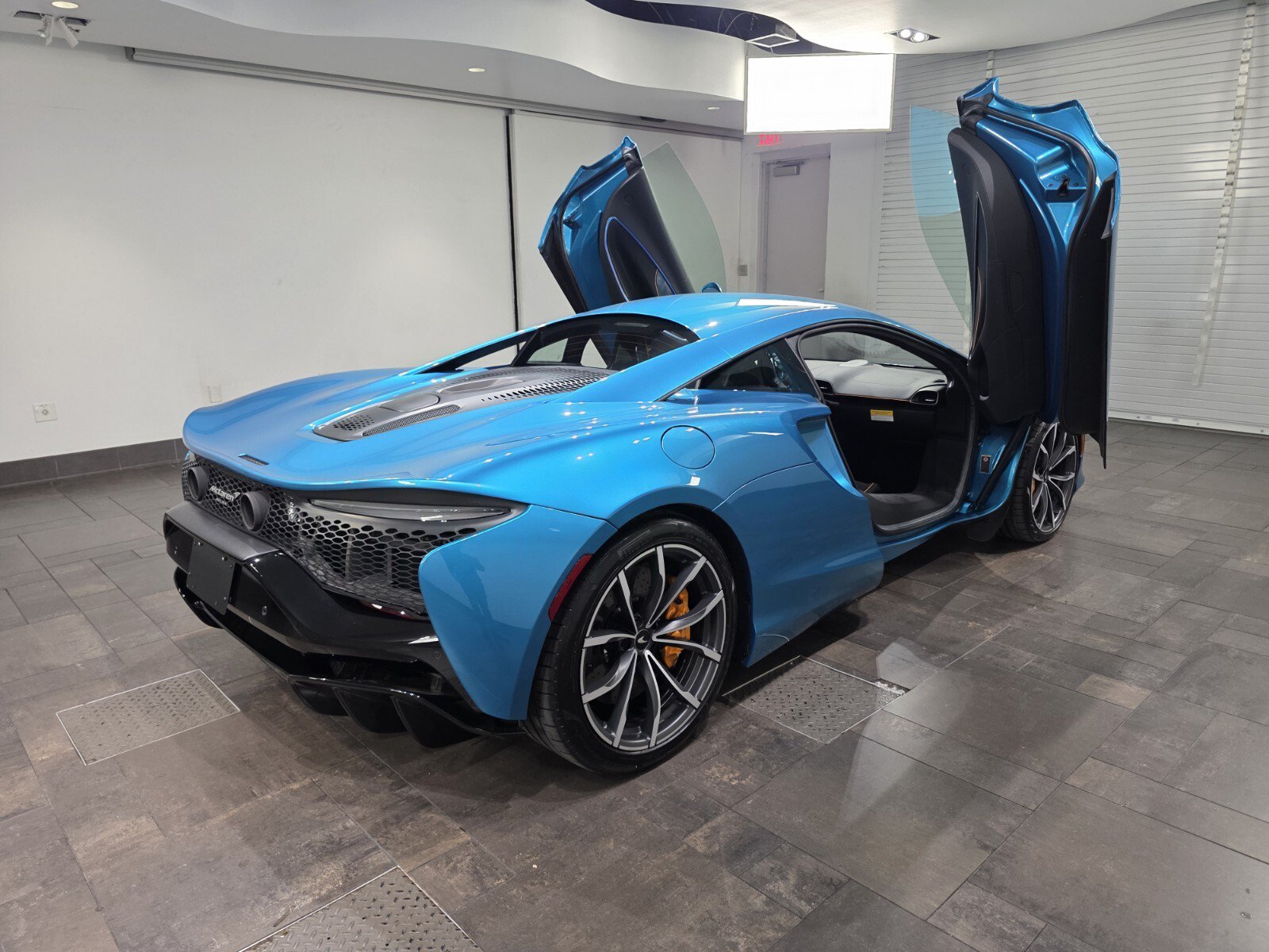 Used 2023 McLaren Artura RWD image 23