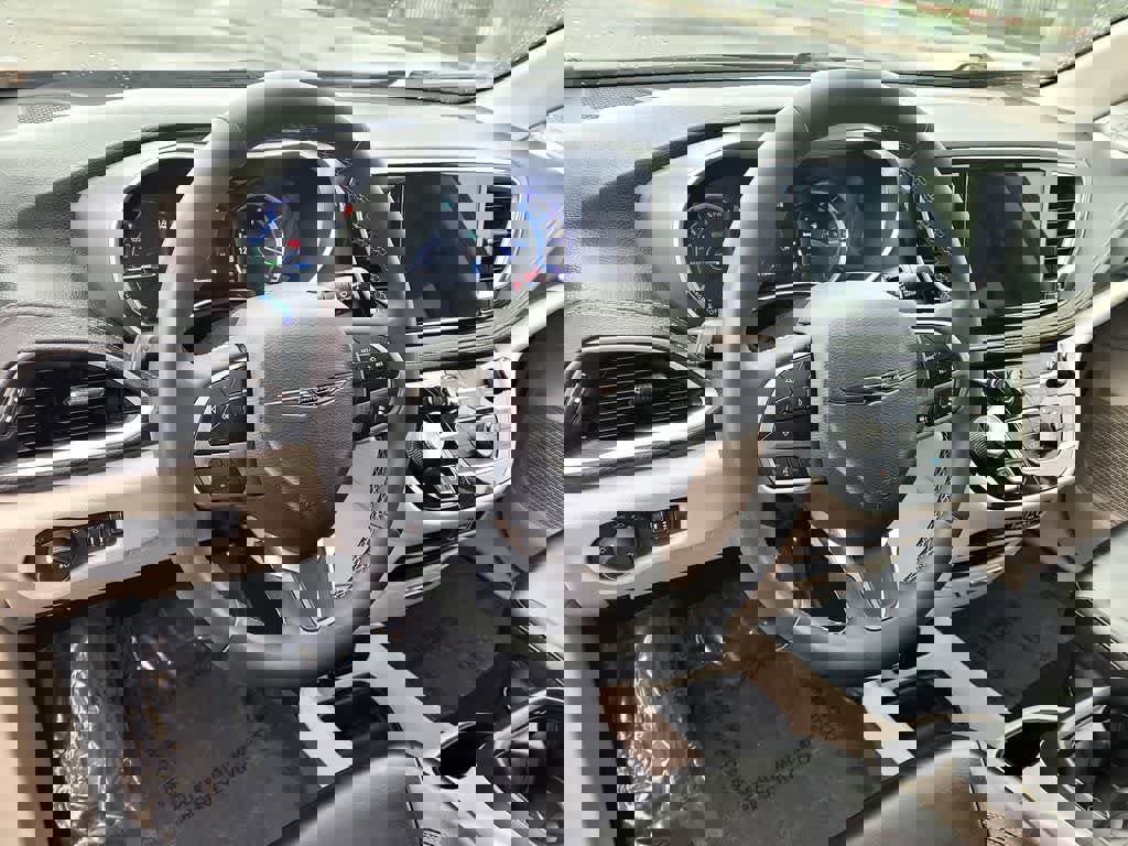 Used 2023 Chrysler Pacifica Touring-L image 9