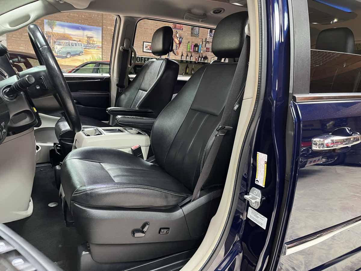 Used 2016 Chrysler Town & Country Touring w/ Driver Convenience Group FWD image 22