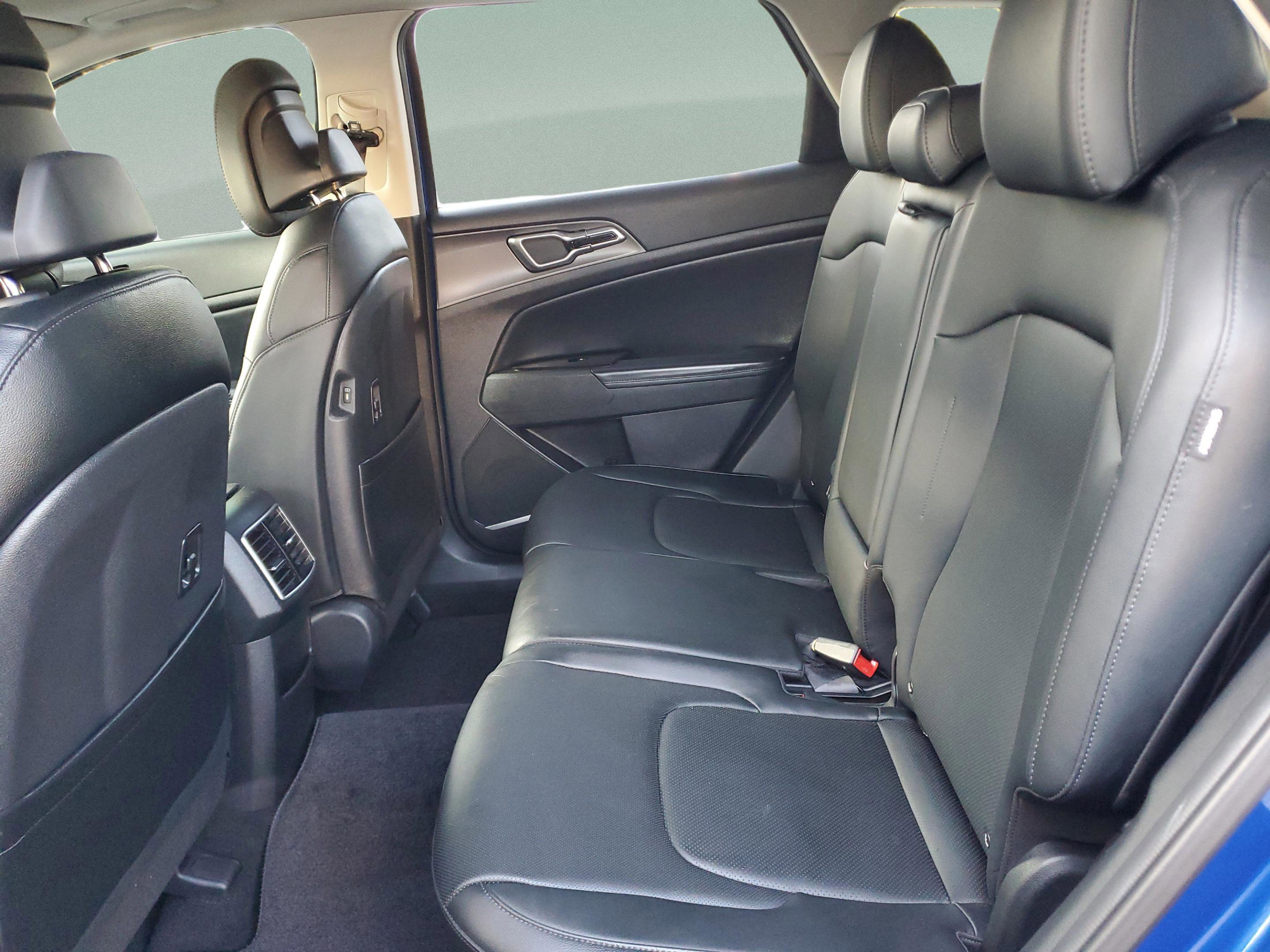 Used 2025 Kia Sportage SX image 7