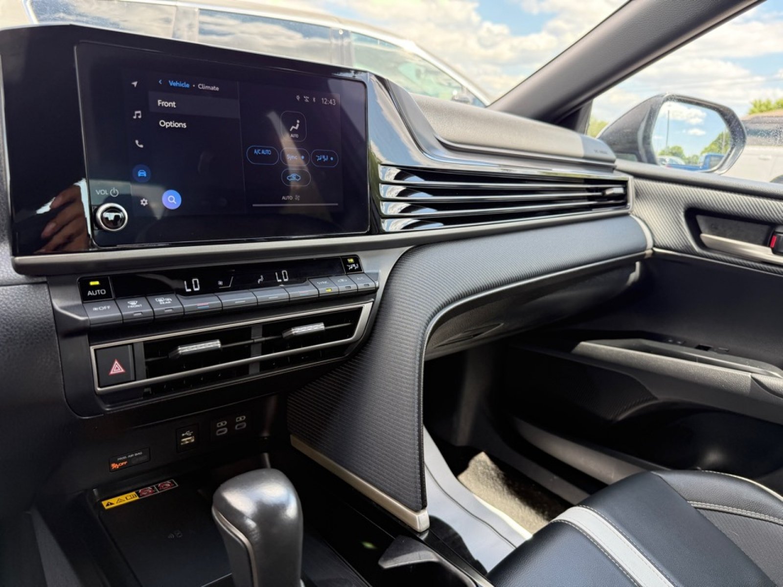 Used 2025 Toyota Camry SE FWD image 11