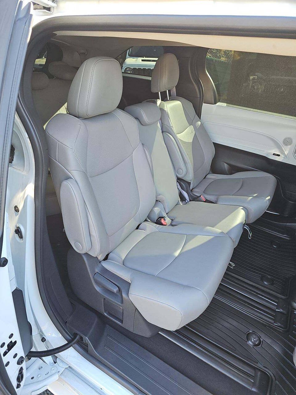 Used 2025 Toyota Sienna XLE w/ XLE Plus Package FWD image 17