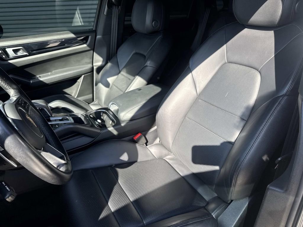 Used 2021 Porsche Cayenne image 4