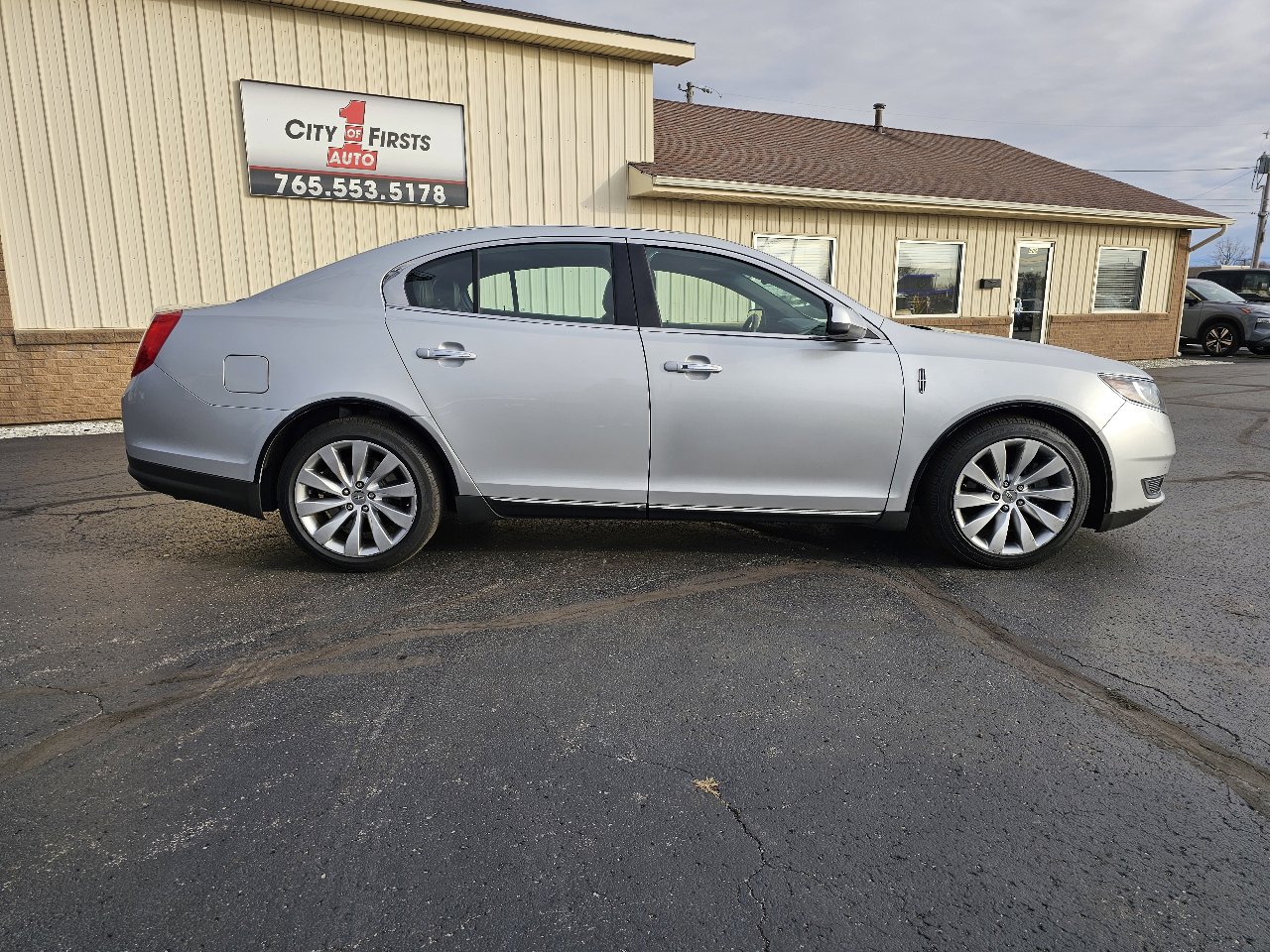 Used 2014 Lincoln MKS image 28